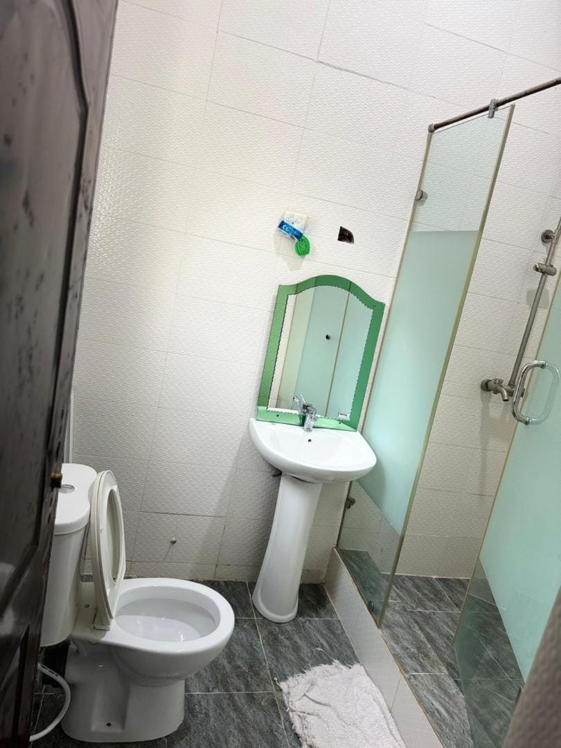 Shower, Toilet