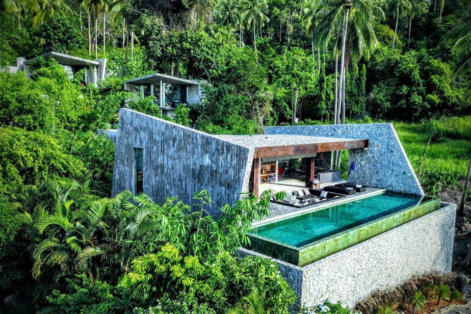 Property building, Balcony/Terrace, Pool view, Swimming pool, Swimming pool