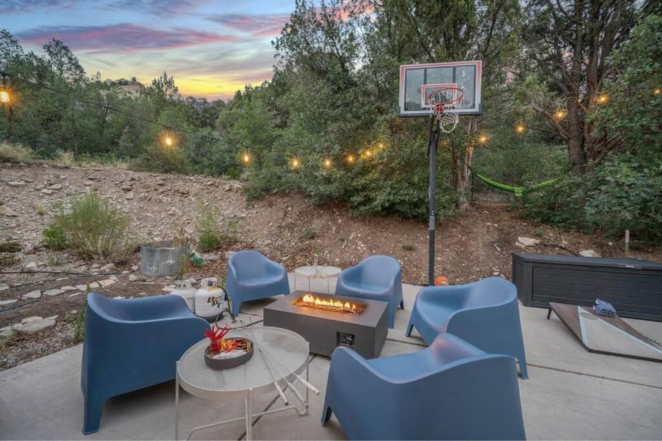 Zion Plush Family Escape HotTub, Games, Sleeps 14 House in Glendale