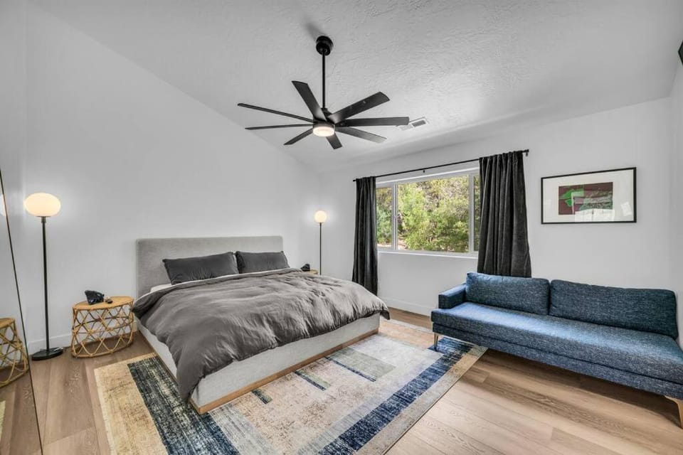 Zion Plush Family Escape HotTub, Games, Sleeps 14 House in Glendale