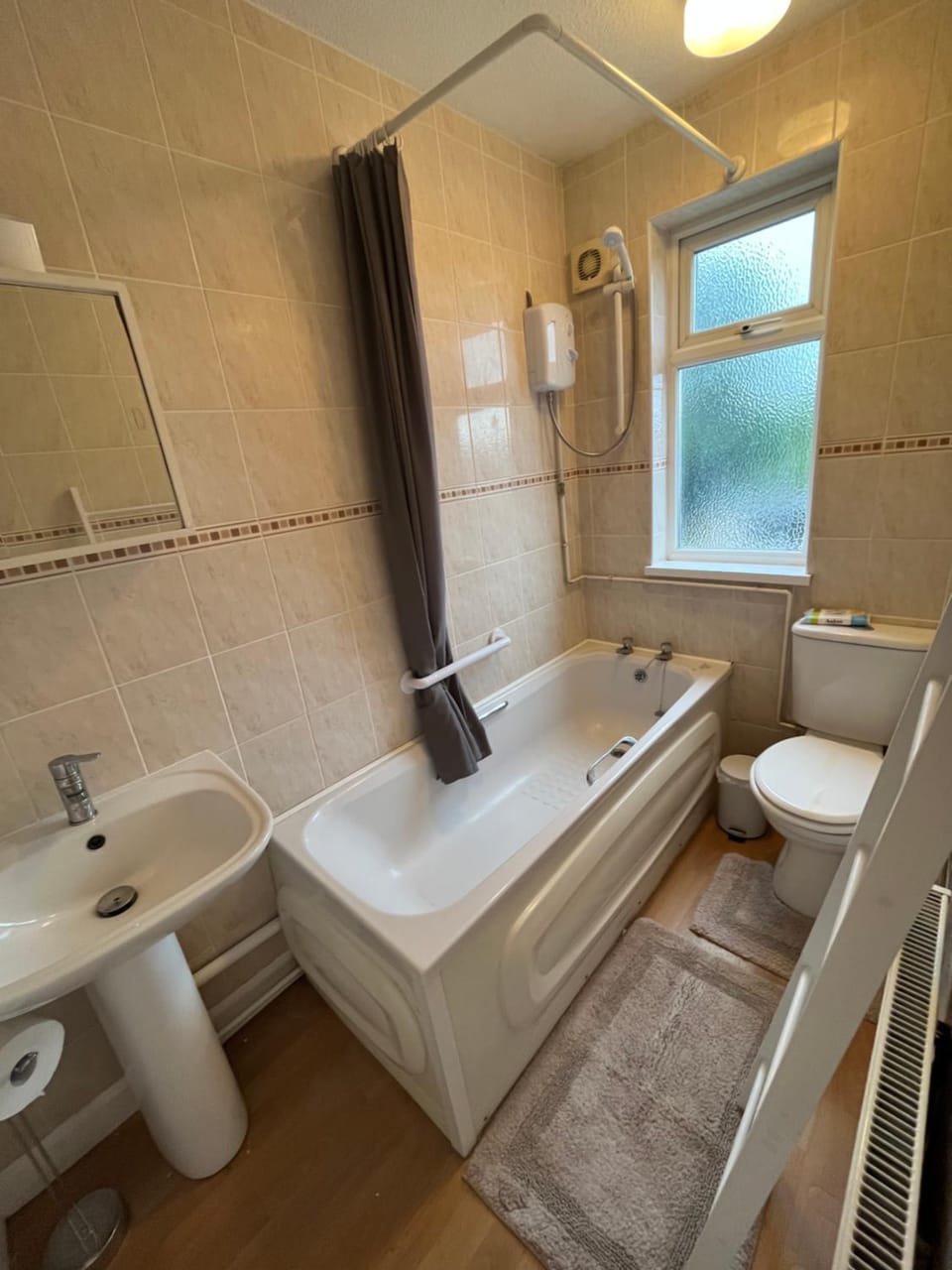Shower, Toilet, Bathroom, Bath, bidet, towels