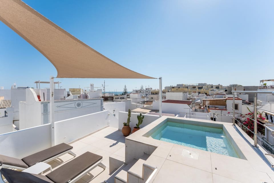 Balcony/Terrace, City view, Sea view, Swimming pool, sunbed