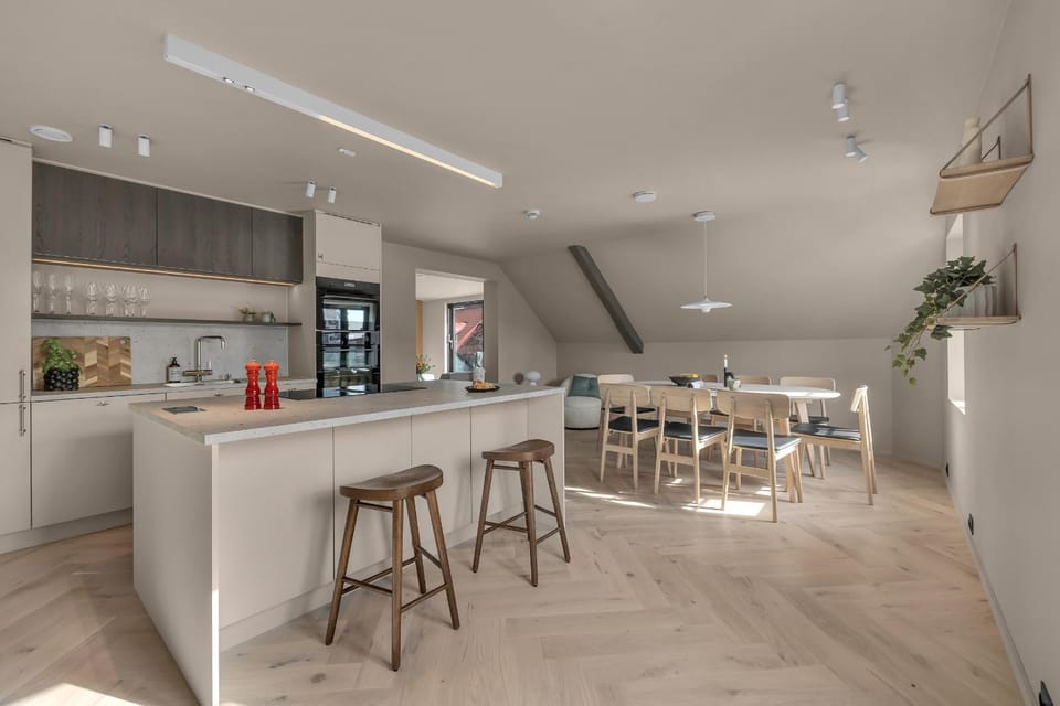 Kitchen or kitchenette, Seating area, Dining area