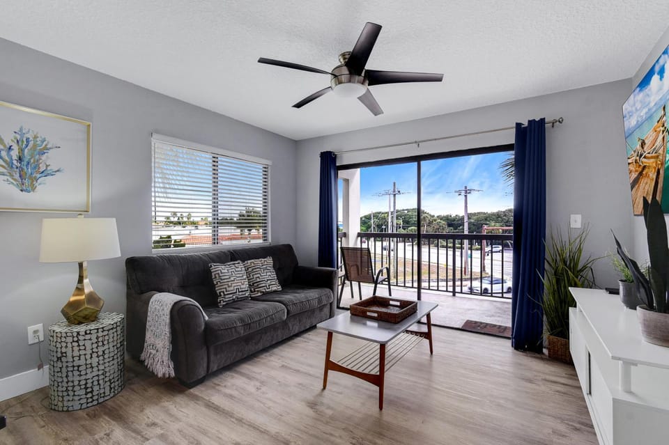 Great 1 bedroom 1 bath condo with heated pool Apartment in Butler Beach