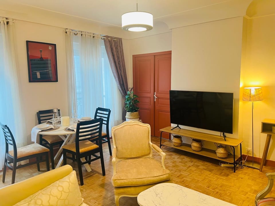 Colisee Apartment in Paris