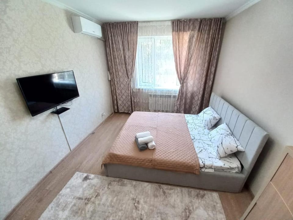 Bed, TV and multimedia, towels