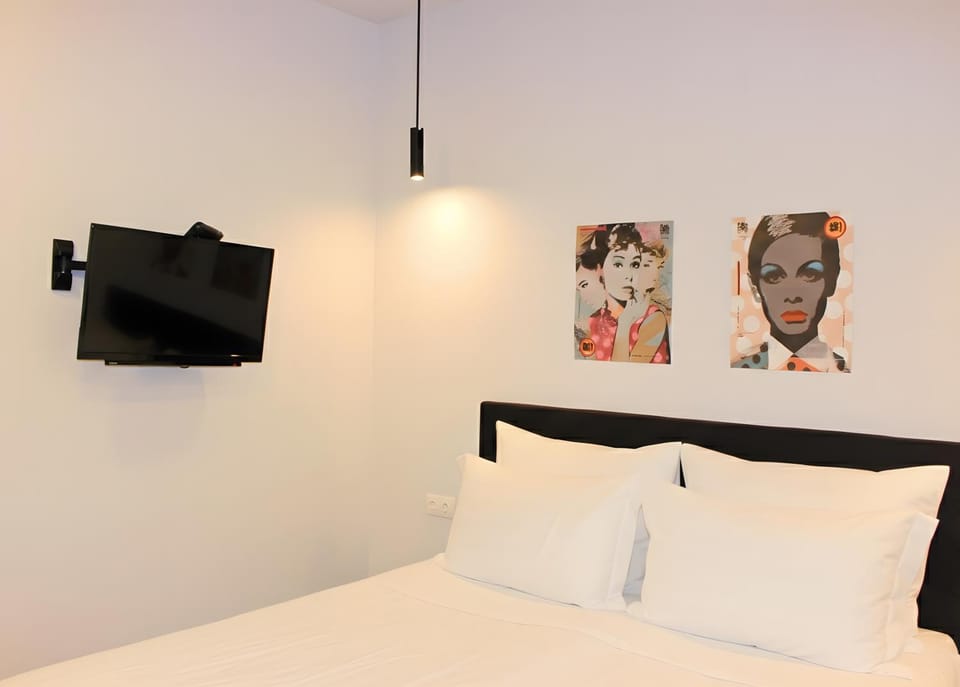 Bed, TV and multimedia, Photo of the whole room, Decorative detail, Evening entertainment, Bedroom