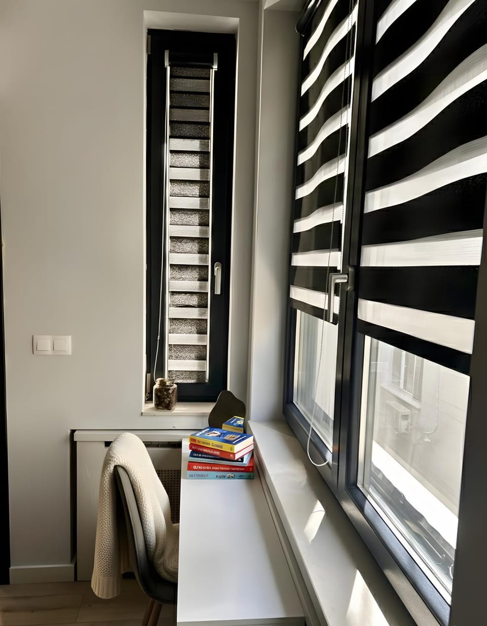 Seating area, Bedroom, air conditioner