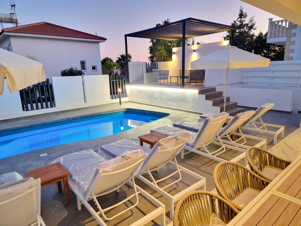 Patio, Balcony/Terrace, Seating area, Swimming pool, sunbed