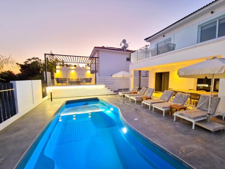 Property building, Pool view, Swimming pool, sunbed