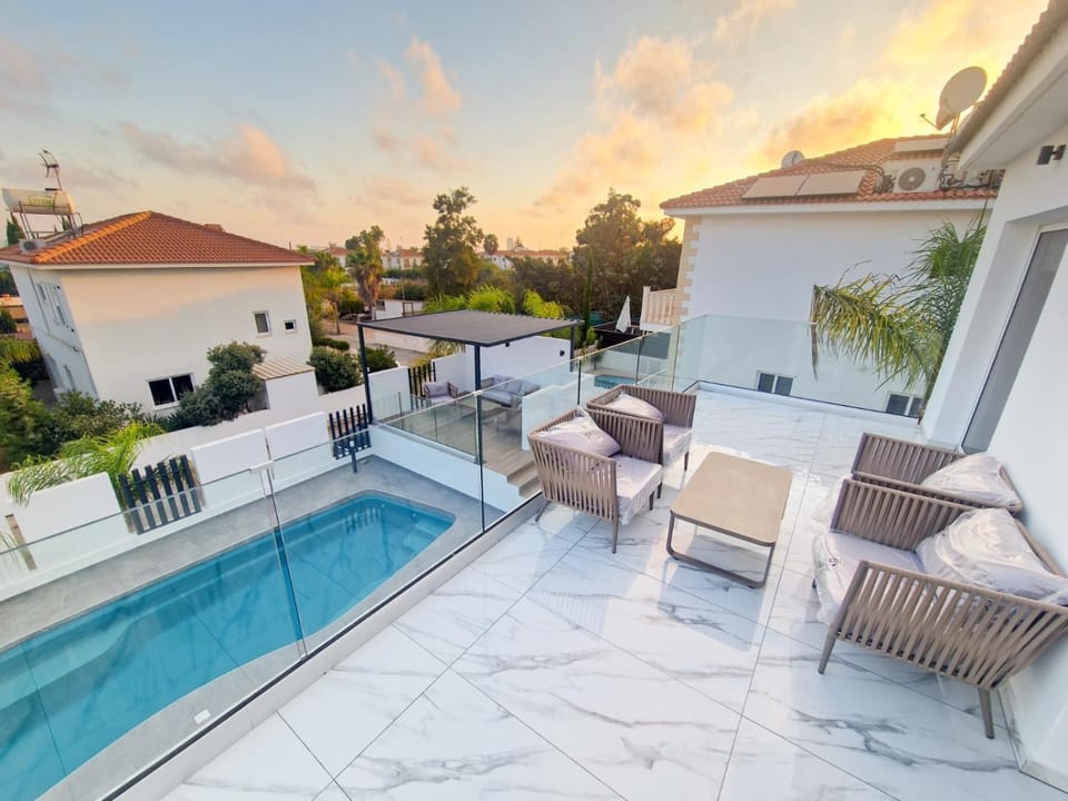 Patio, View (from property/room), Balcony/Terrace, Balcony/Terrace, Seating area, Pool view, Swimming pool