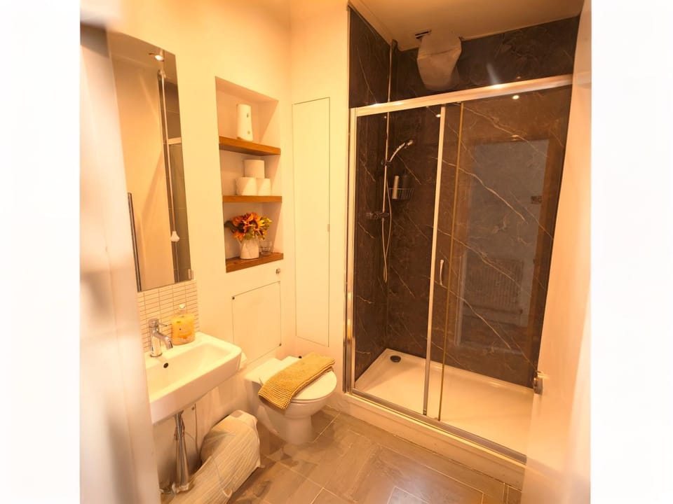 Two bedroom apartment by Bayswater, Hyde Park Apartment in City of Westminster