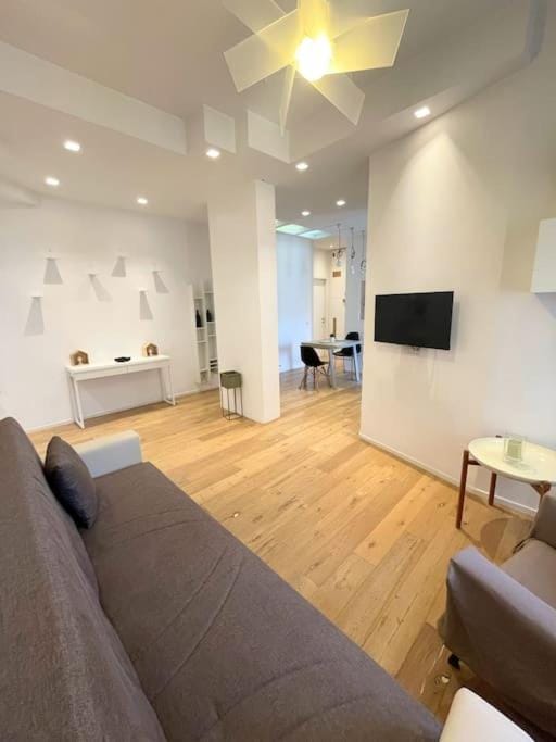 Communal lounge/ TV room, TV and multimedia, Living room, Seating area, Evening entertainment