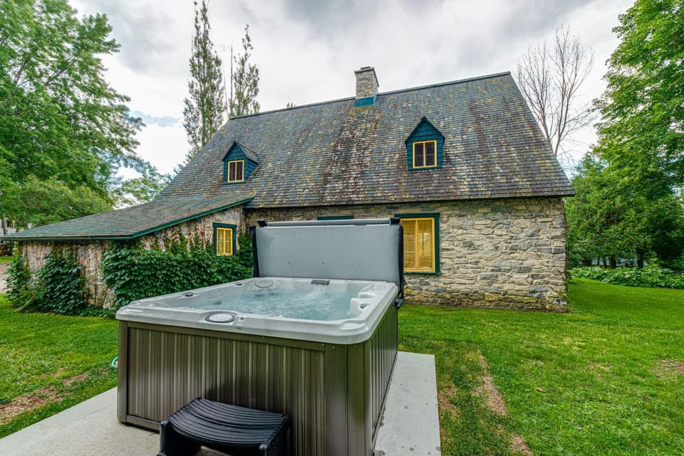 Property building, Day, Natural landscape, Garden, Hot Tub, Garden view