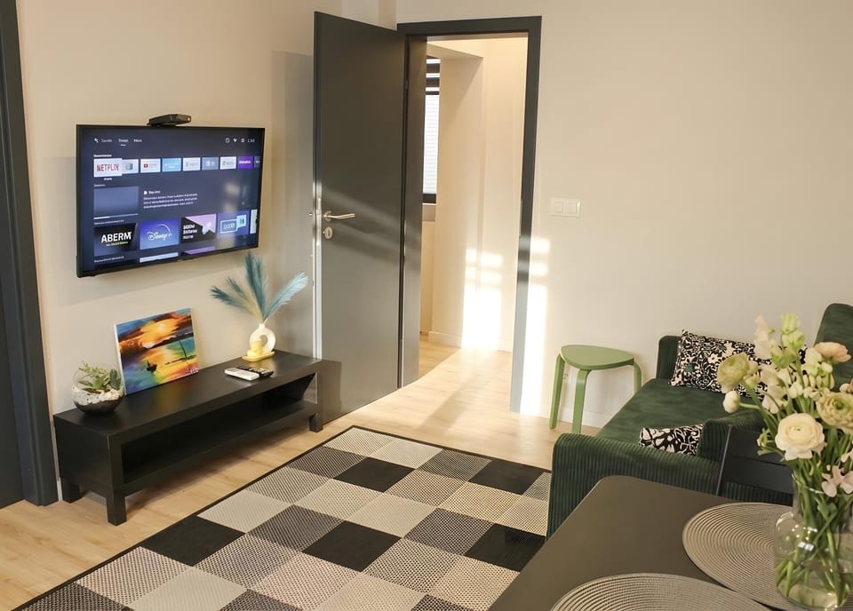 TV and multimedia, Living room, Dining area, internet