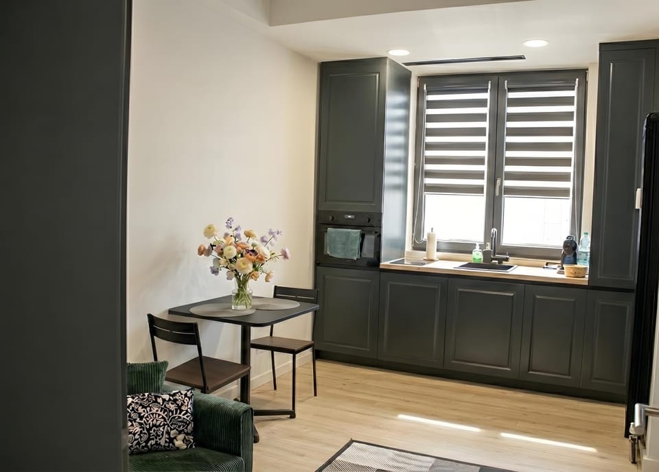 Kitchen or kitchenette, Living room, Decorative detail, Seating area, Dining area, Evening entertainment, Dinner, Dinner, dishwasher, oven, kitchen, kitchen