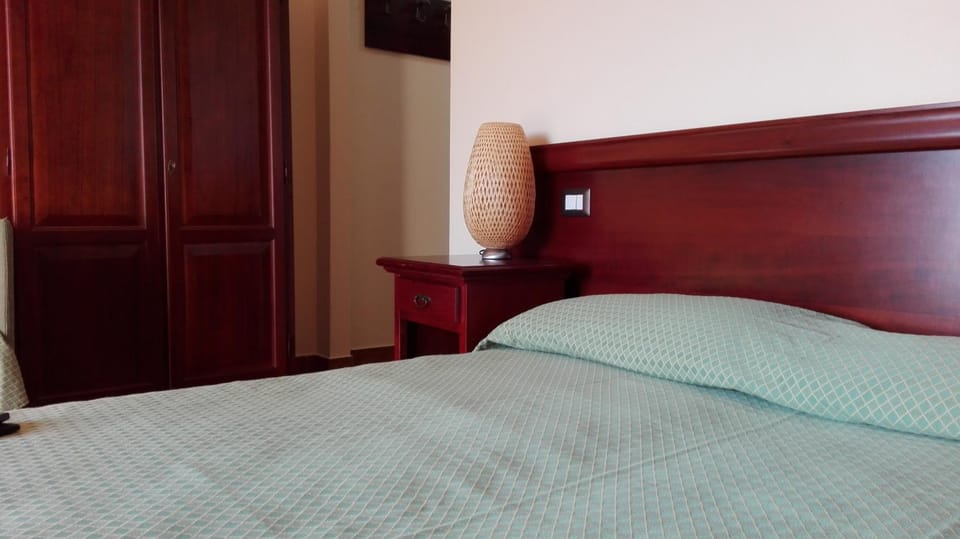 Bed, Bathroom, Living room, Other, Photo of the whole room, Decorative detail, Seating area, Bedroom