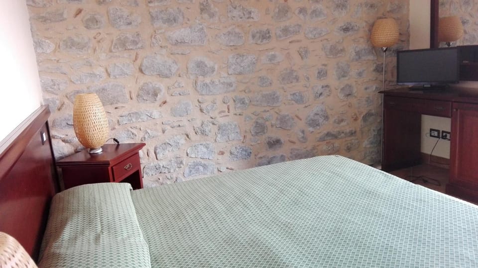 Bed, TV and multimedia, View (from property/room), Balcony/Terrace, Other, Photo of the whole room, Decorative detail, Seating area, Bedroom, Garden view, Lake view, Landmark view, Mountain view, Pool view, River view, Area and facilities
