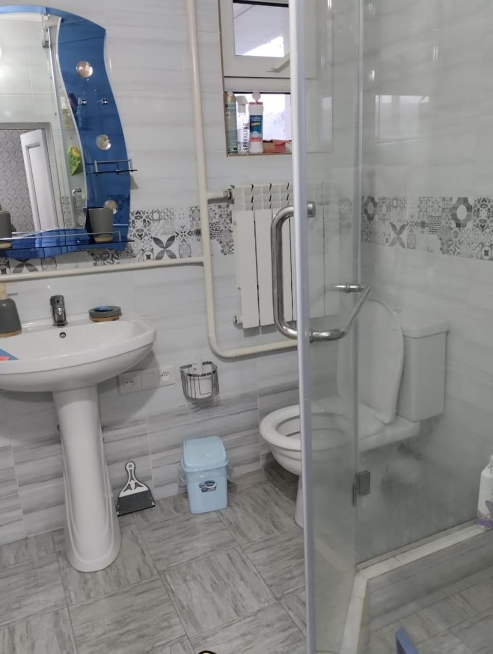 Shower, Toilet