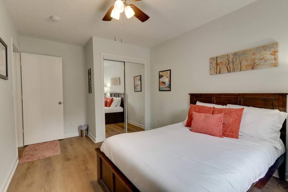 Beautiful 3 Bedroom- free parking 2M to Broadway Apartment in Nashville
