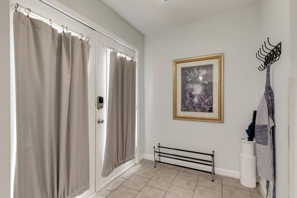 Beautiful 3 Bedroom- free parking 2M to Broadway Apartment in Nashville