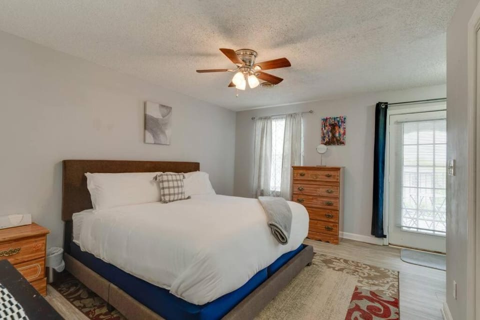 Lovely 2 BDR Condo with Balcony 2M to Broadway Apartment in Nashville