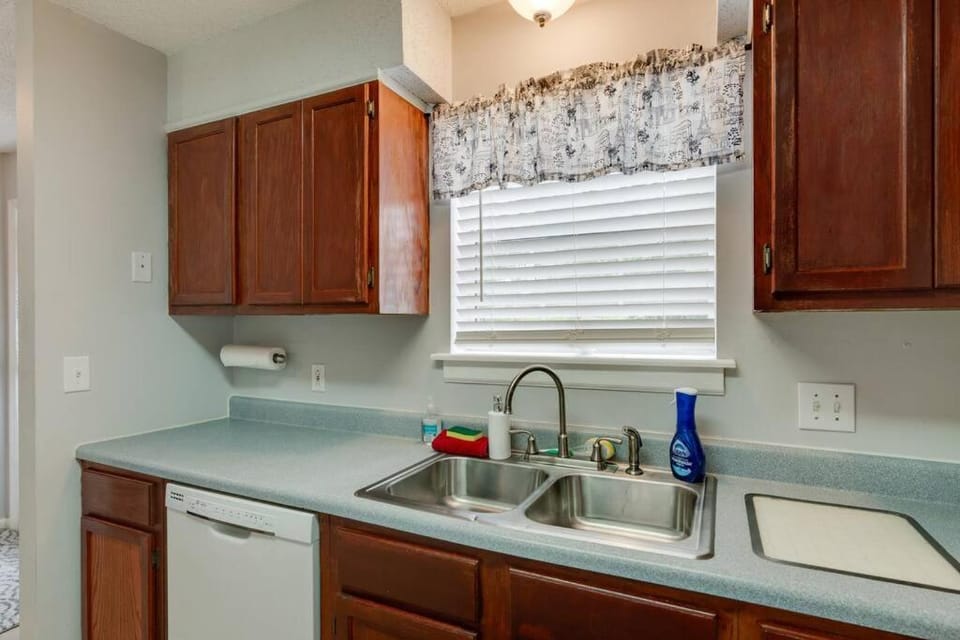 Lovely 2 BDR Condo with Balcony 2M to Broadway Apartment in Nashville