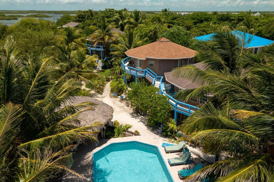 White Sands Cove G01-Romantic Suite Garden view 1 BR by Stay Floreo House in Corozal District