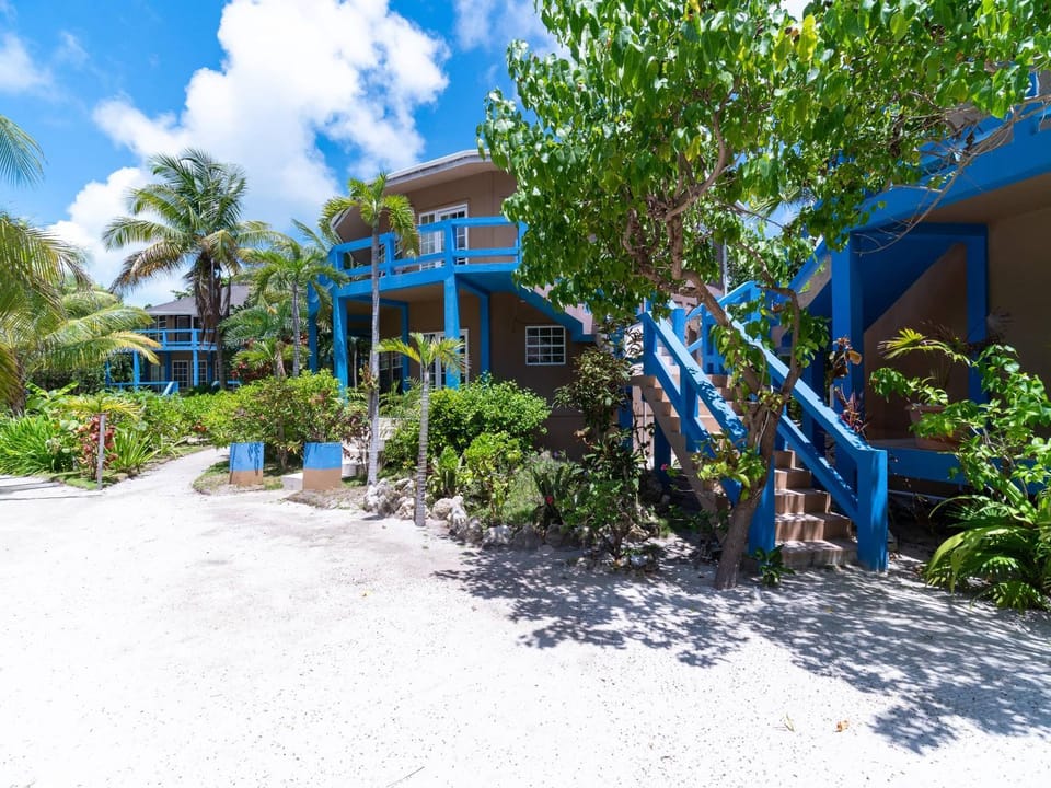 White Sands Cove G01-Romantic Suite Garden view 1 BR by Stay Floreo House in Corozal District