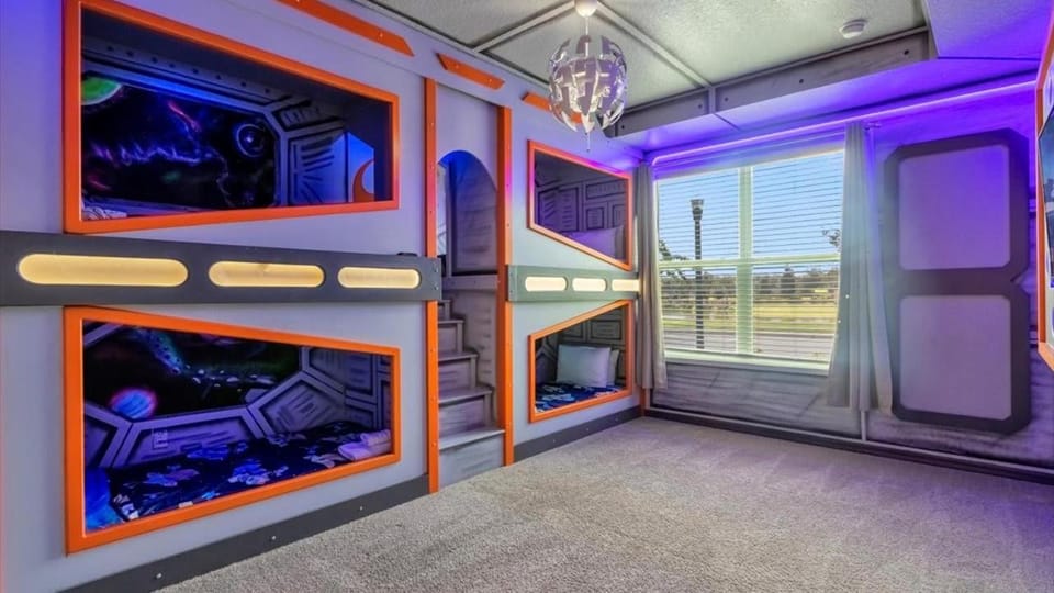 Summer Retreat - 9 Bedroom Luxury Home Near Disney! House in Four Corners