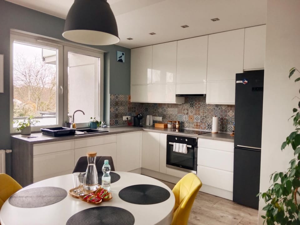 Coffee/tea facilities, Kitchen or kitchenette, Dining area, dishwasher, oven, stove, kitchen