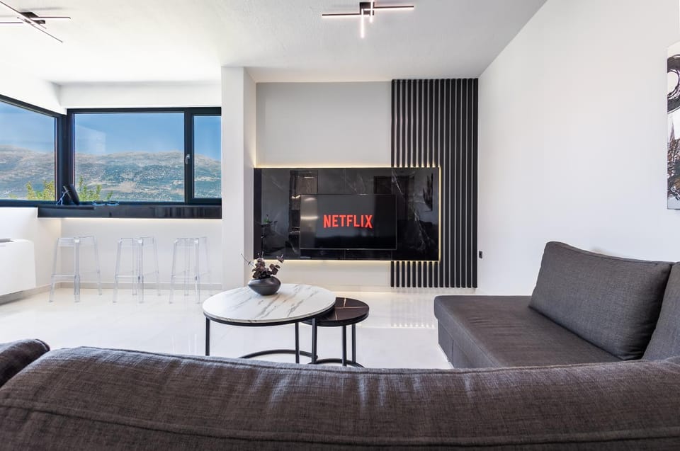 TV and multimedia, Living room, Seating area, Evening entertainment, Lake view, Mountain view