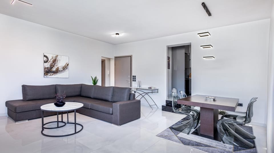 Living room, Dining area, City view, Lake view, Mountain view