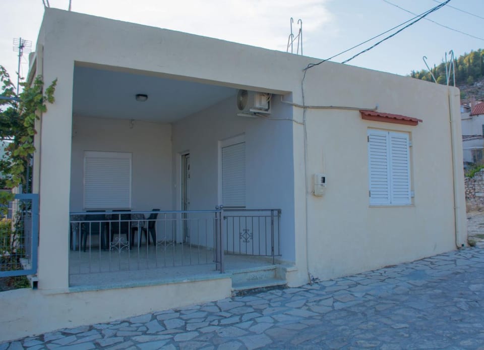 Property building, Day, Balcony/Terrace