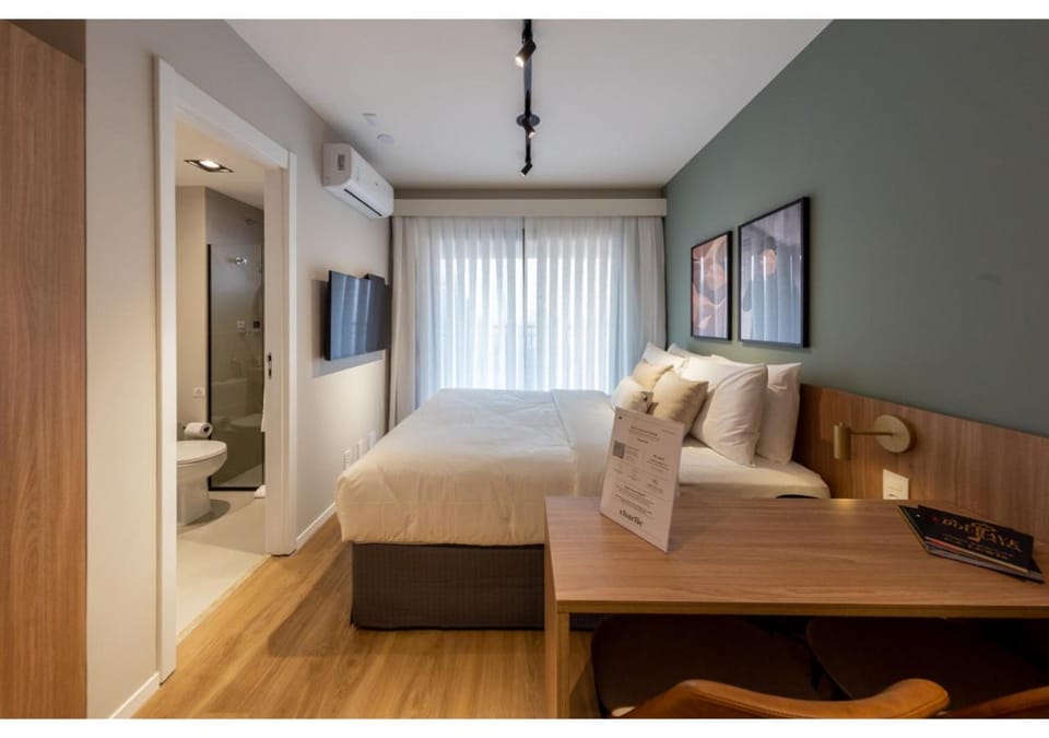 Bed, Day, Bathroom, TV and multimedia, Photo of the whole room, Dining area, Bedroom, air conditioner