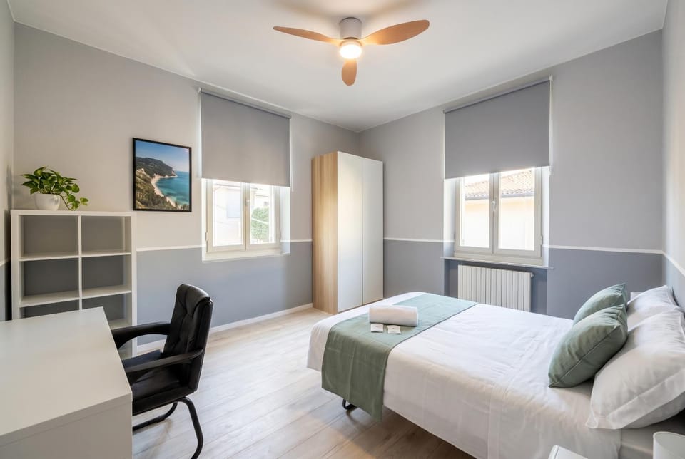 Bed, TV and multimedia, Photo of the whole room, Bedroom