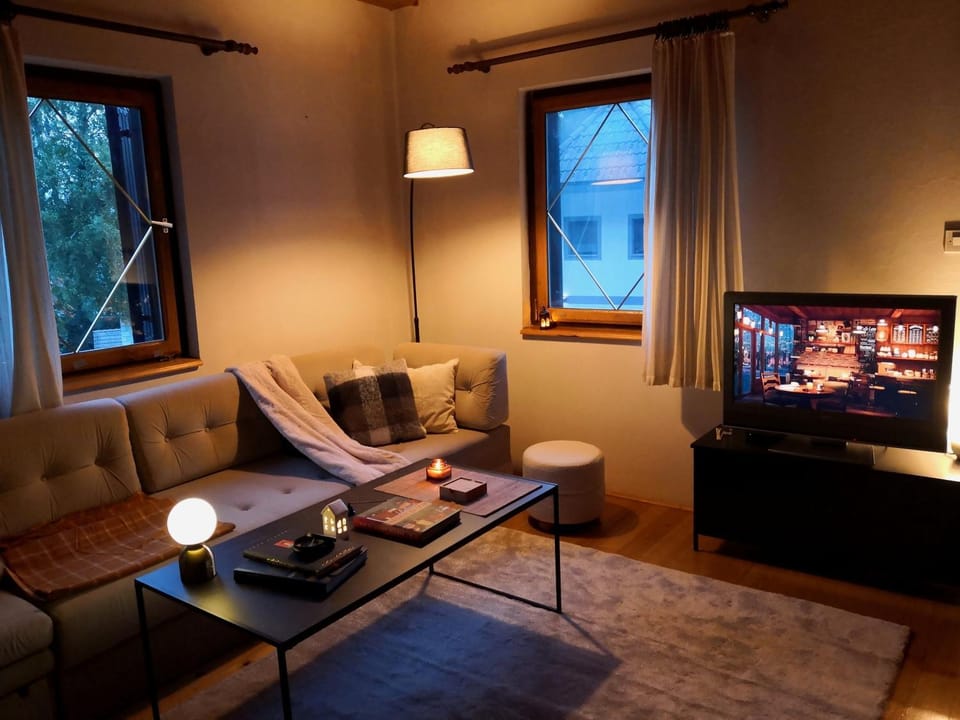 Communal lounge/ TV room, TV and multimedia, Living room, Seating area, Evening entertainment