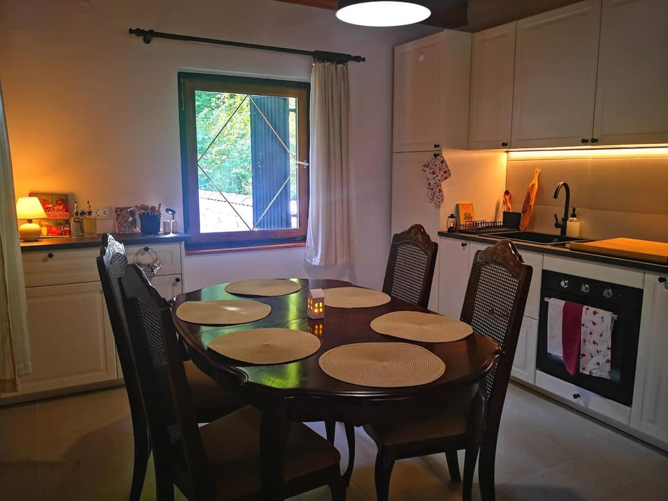 Coffee/tea facilities, Dining area, stove