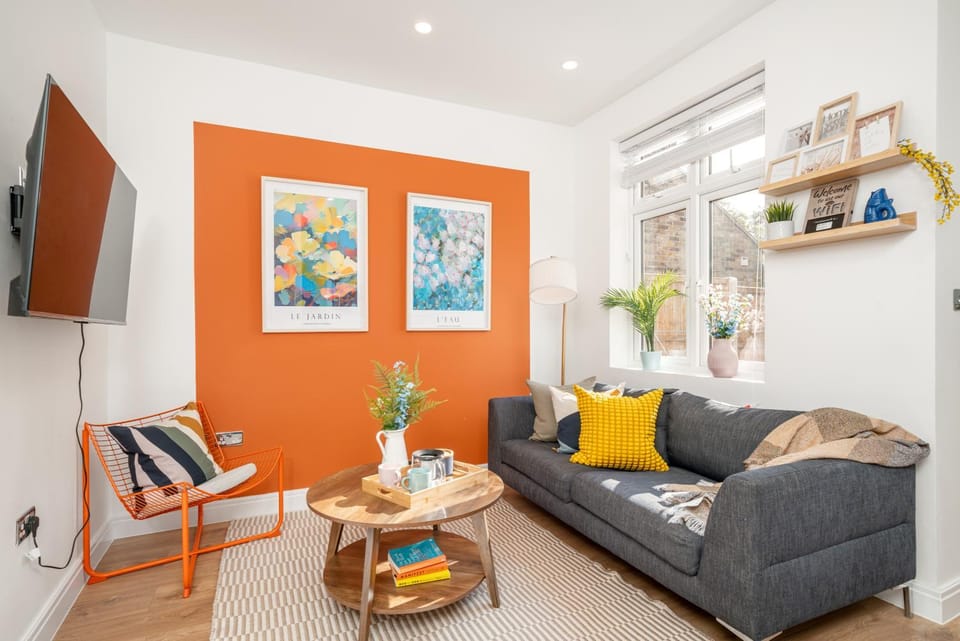 Large 4BR Contractor-Friendly House - Sleeps 10 - Free parking - North London House in Enfield