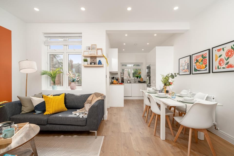 Large 4BR Contractor-Friendly House - Sleeps 10 - Free parking - North London House in Enfield