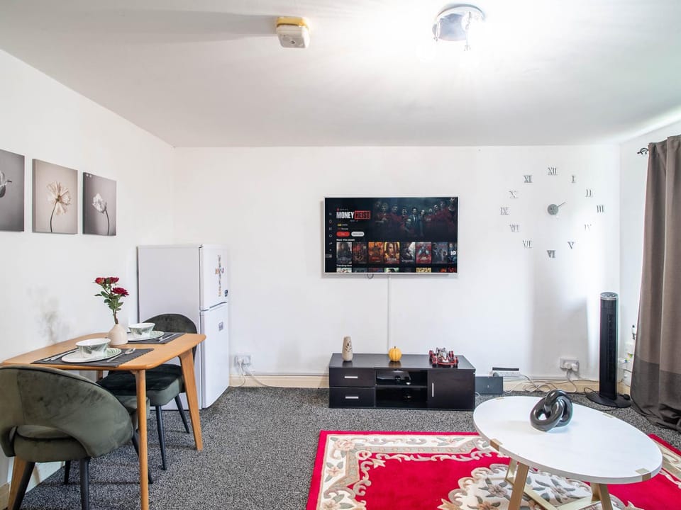Communal lounge/ TV room, TV and multimedia, Living room, Seating area