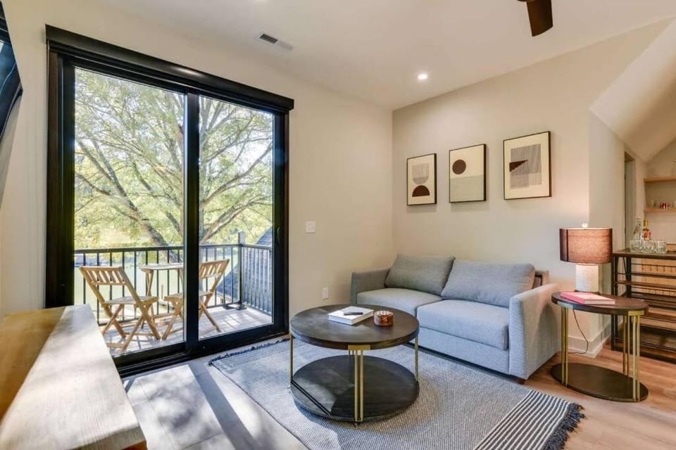 Tranquil Lakefront Carriage House with Dock Apartment in Mooresville