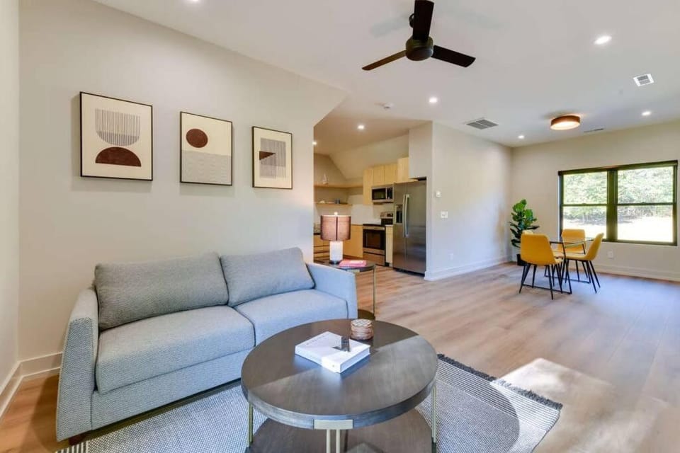 Tranquil Lakefront Carriage House with Dock Apartment in Mooresville