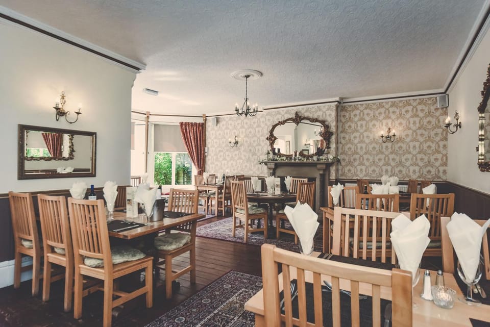 Restaurant/places to eat, Restaurant/places to eat, Dining area