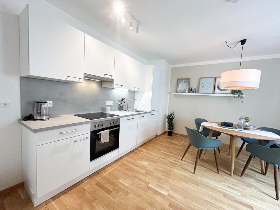 Coffee/tea facilities, Kitchen or kitchenette, dishwasher, oven, stove