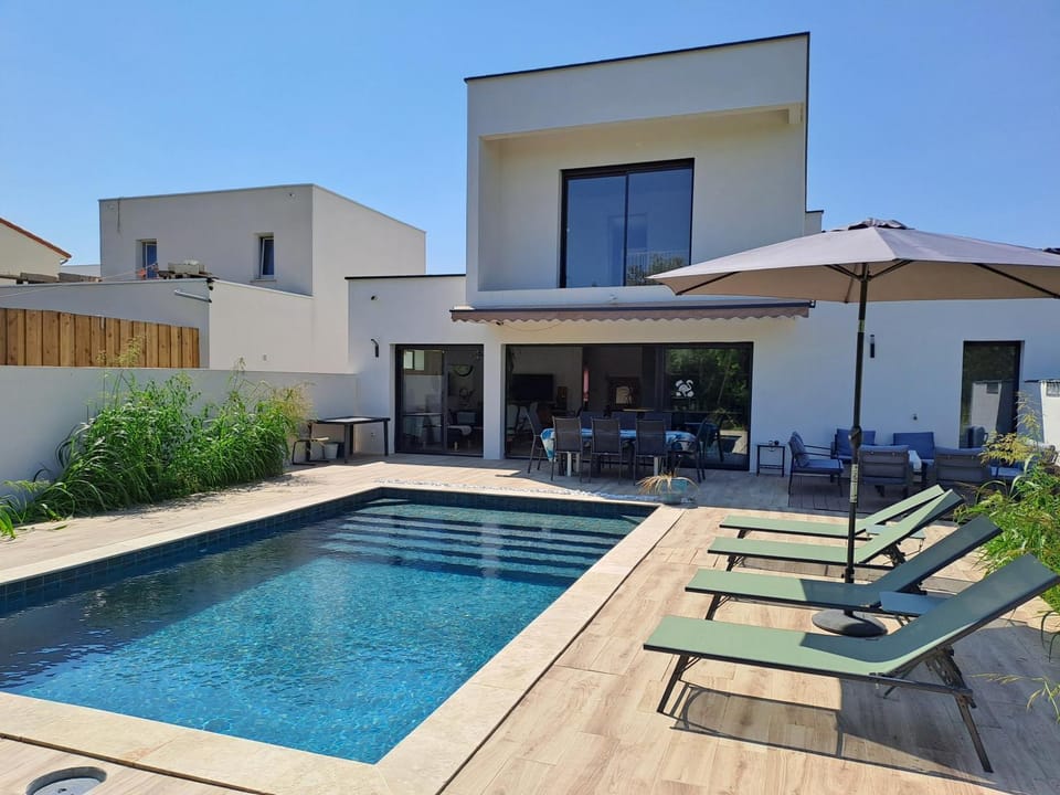 Patio, Swimming pool, sunbed