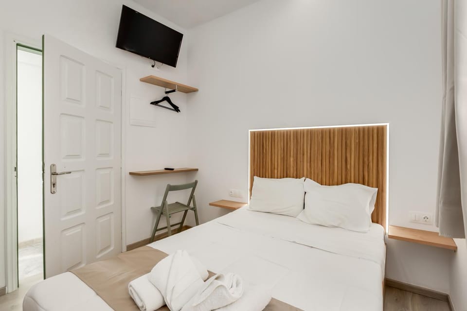 Bed, TV and multimedia, Photo of the whole room, Bedroom, towels