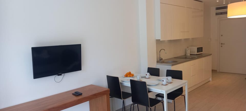 TV and multimedia, Kitchen or kitchenette, Dining area, stove