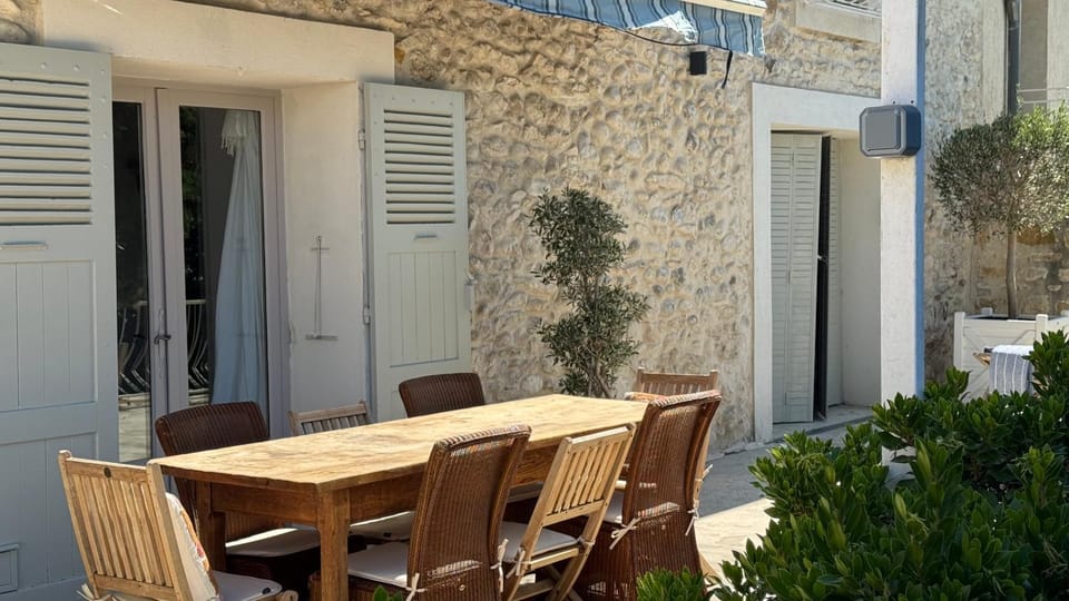 Patio, Day, Balcony/Terrace, Dining area