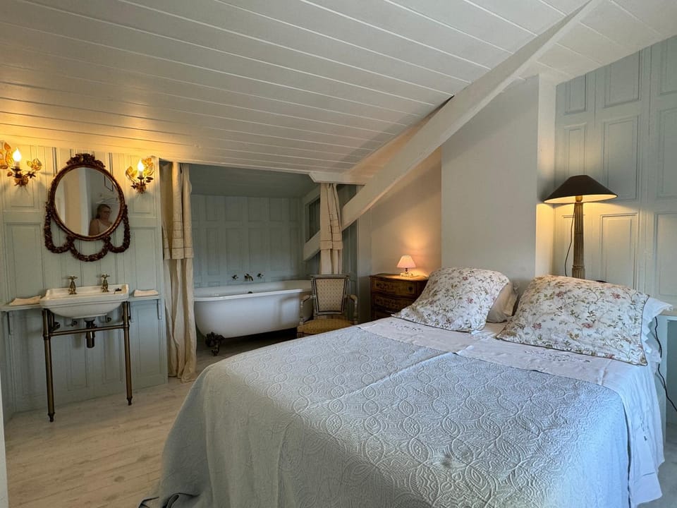 Bed, Photo of the whole room, Bedroom, Bath